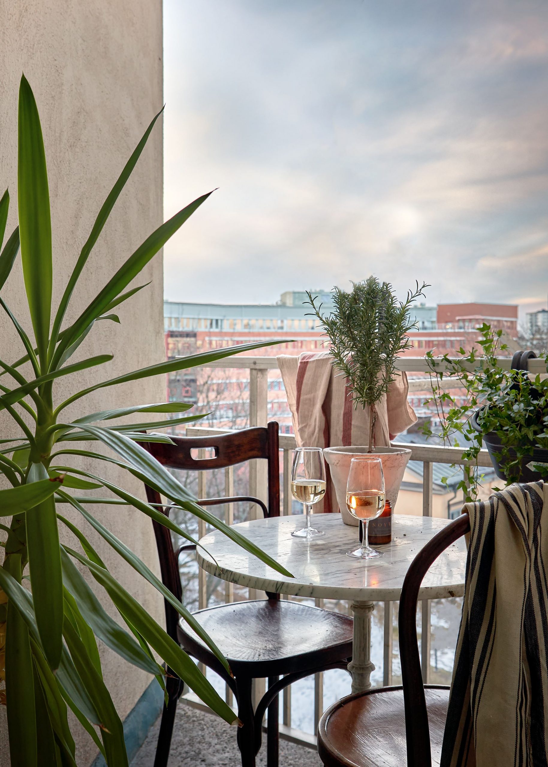 balcon avec petite table ronde balcon avec petite table ronde