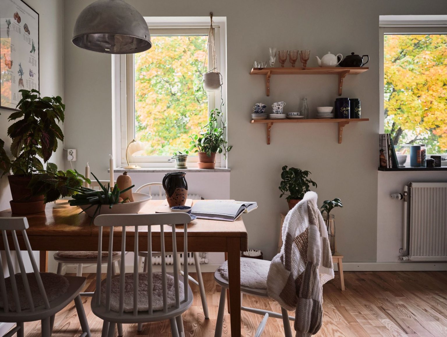 espace repas dans cuisine appartement 38m2 décoration vintage et scandinave