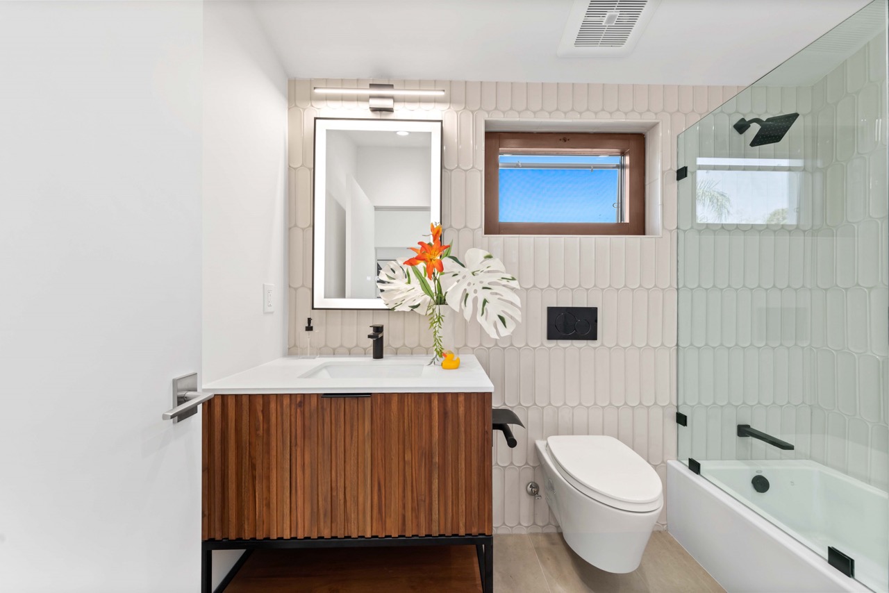 salle de bain contemporaine maison autonome Tesla par SIDCO HOMES salle de bain contemporaine maison autonome Tesla par SIDCO HOMES