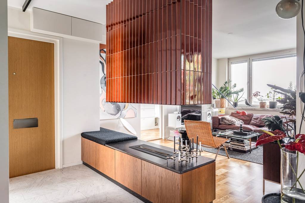 salon décoration mid-century appartement 87m2 avec cheminée éthanol