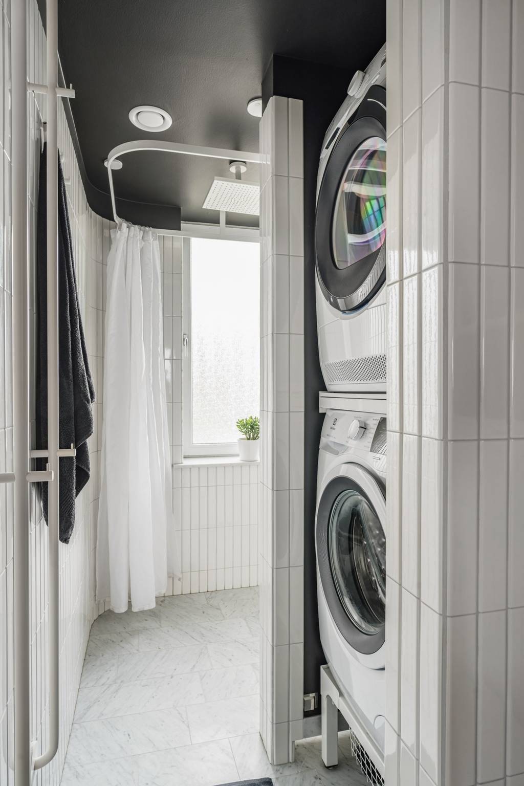 espace buanderie dans salle de bain design blanche appartement 87m2