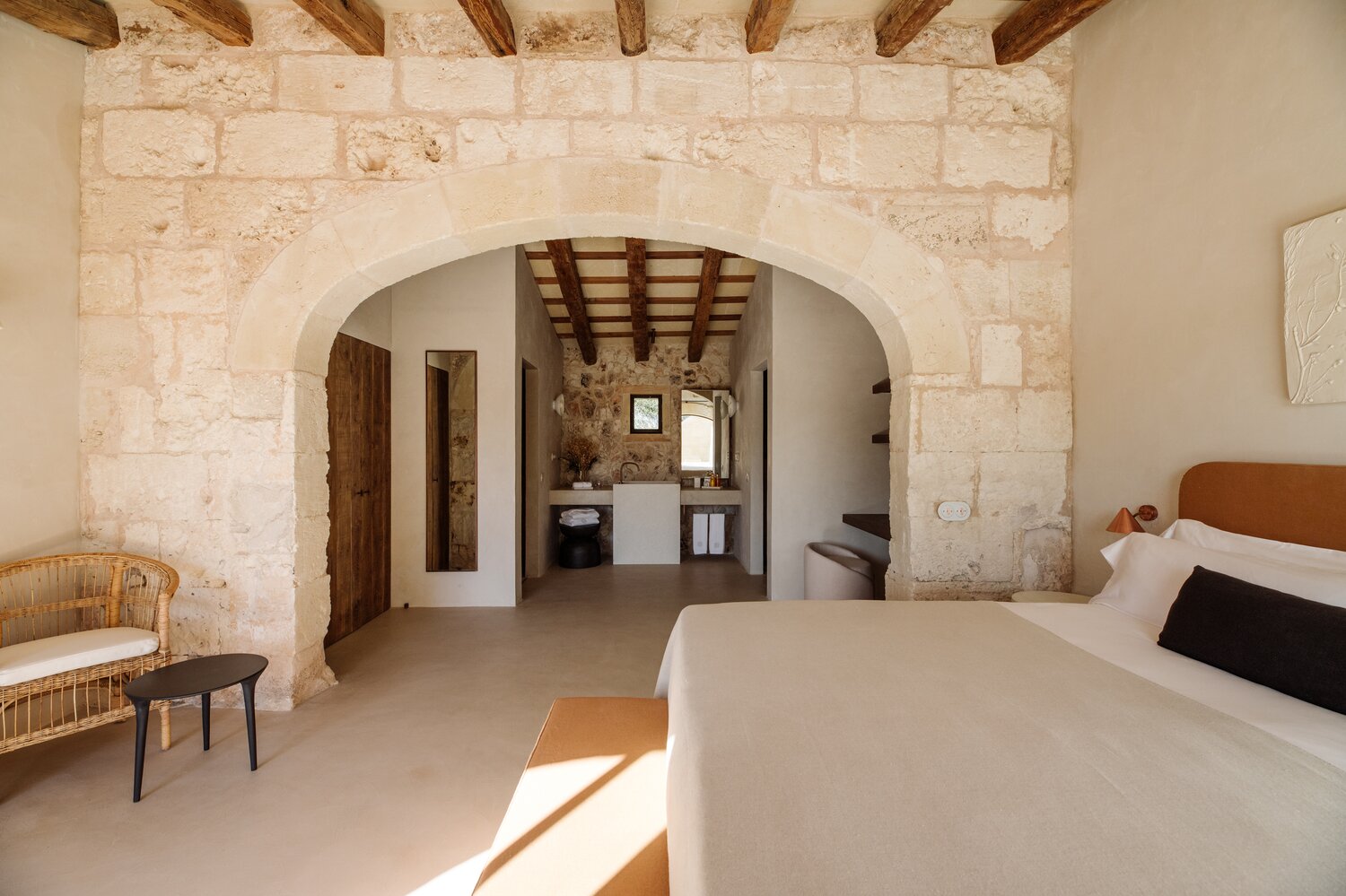 chambre avec salle de bain maison en pierres Santa Ana Minorque chambre avec salle de bain maison en pierres Santa Ana Minorque