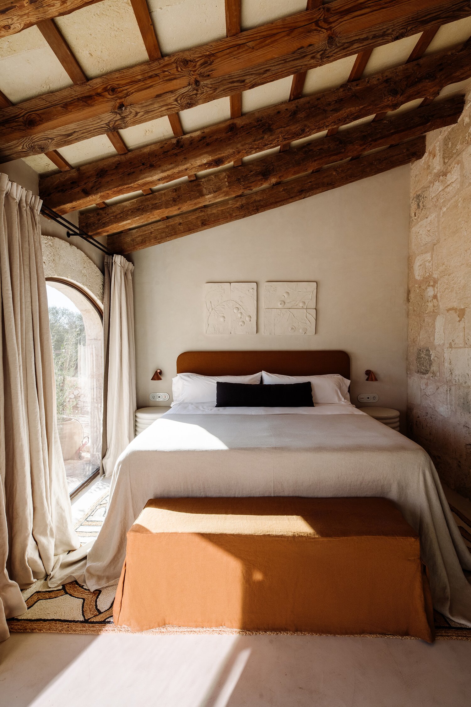 chambre avec poutres maison en pierres Santa Ana Minorque chambre avec poutres maison en pierres Santa Ana Minorque