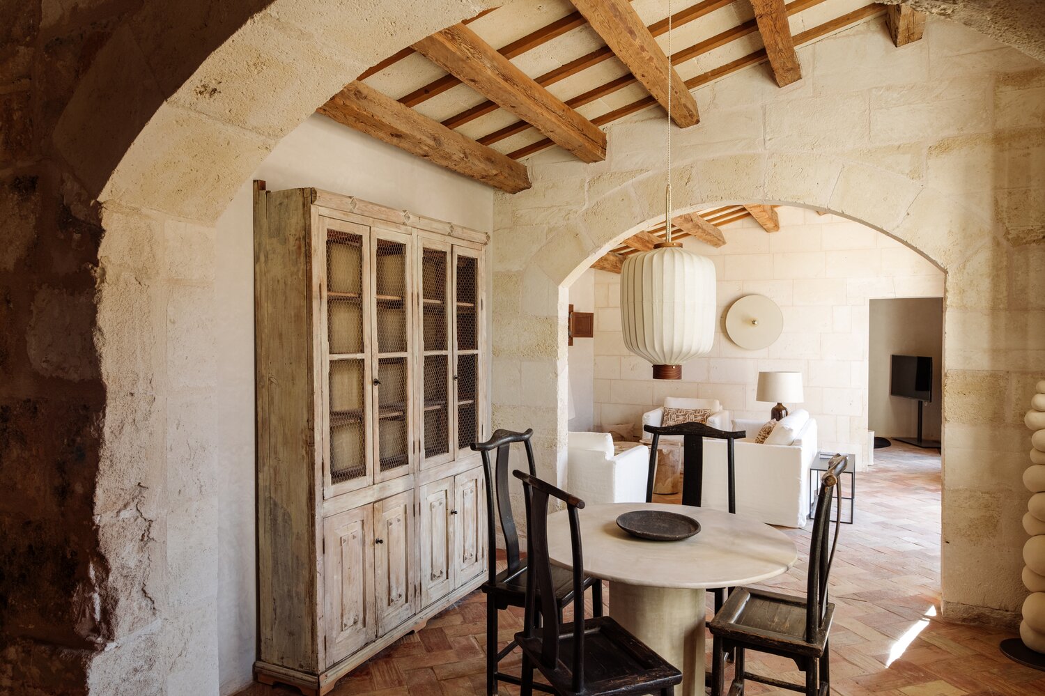 salle à manger avec poutres maison en pierres Santa Ana Minorque salle à manger avec poutres maison en pierres Santa Ana Minorque