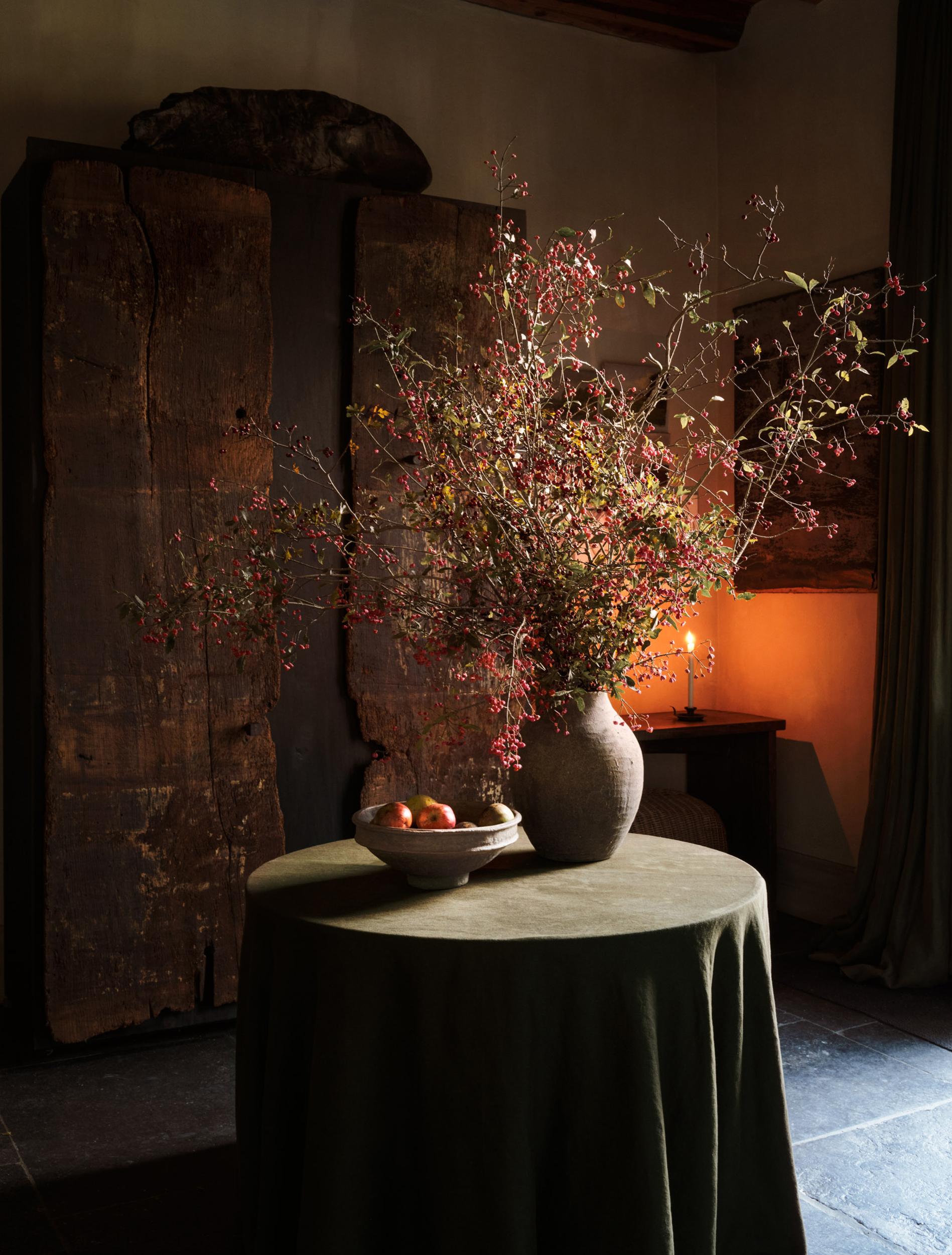 table avec vase et bouquet sec table avec vase et bouquet sec