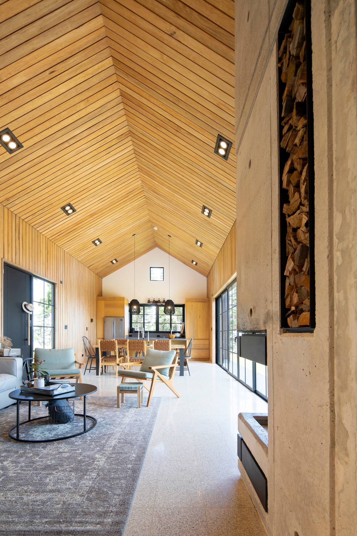 salon double hauteur avec cuisine ouverte maison contemporaine en bois salon double hauteur avec cuisine ouverte maison contemporaine en bois