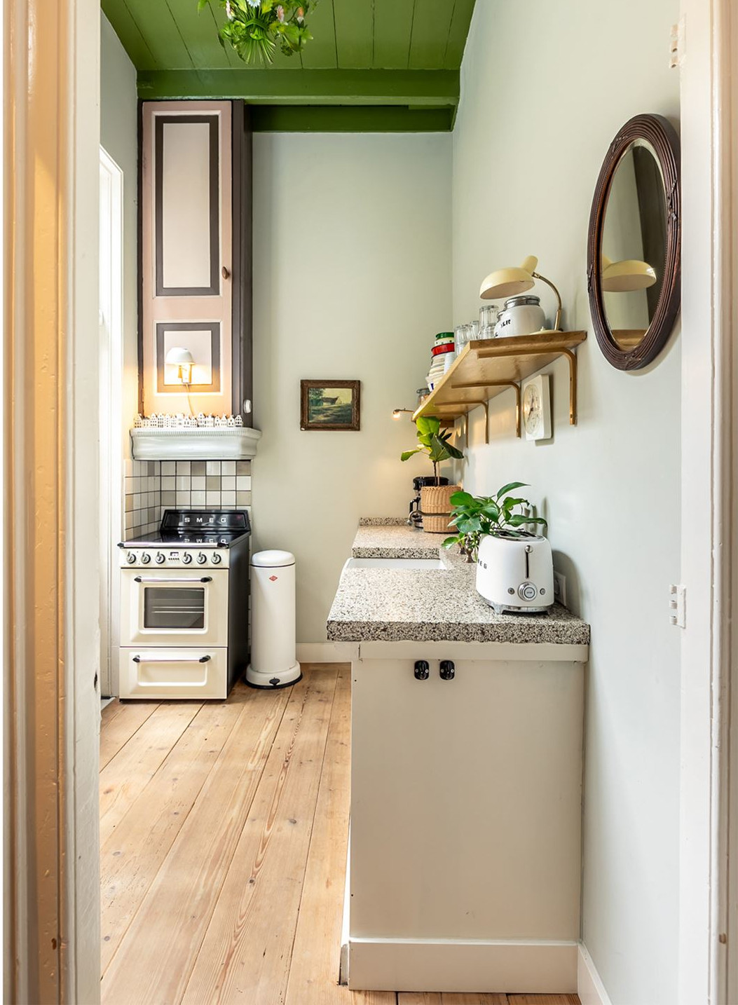 petite cuisine rétro plafond vert