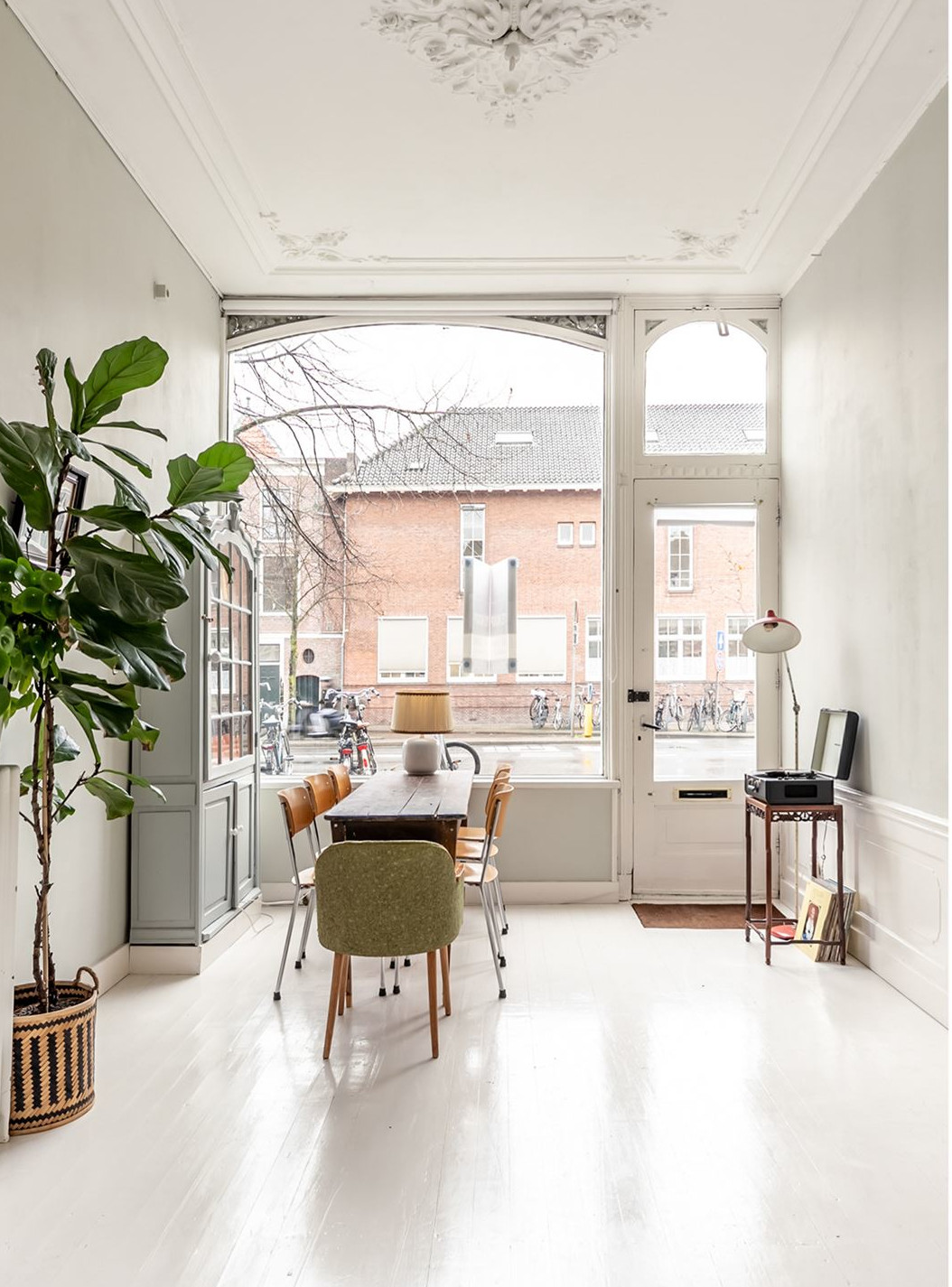salle à manger avec baie vitrée donnant sur la rue
