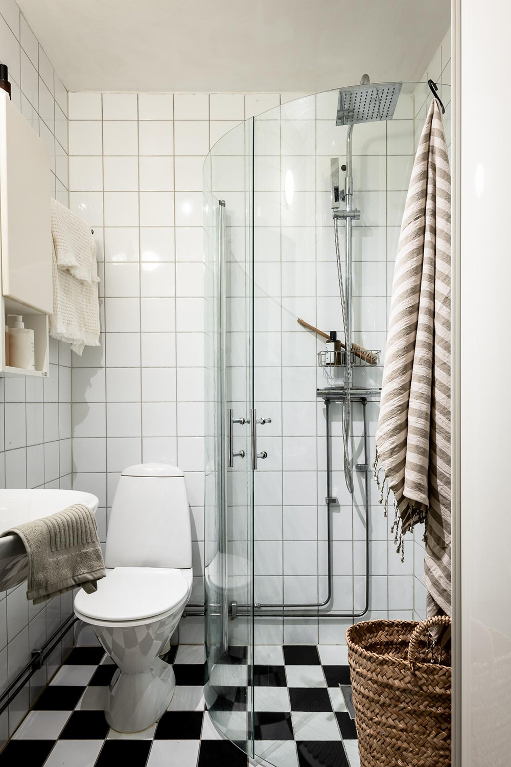 salle de bain sol à damier noir et blanc