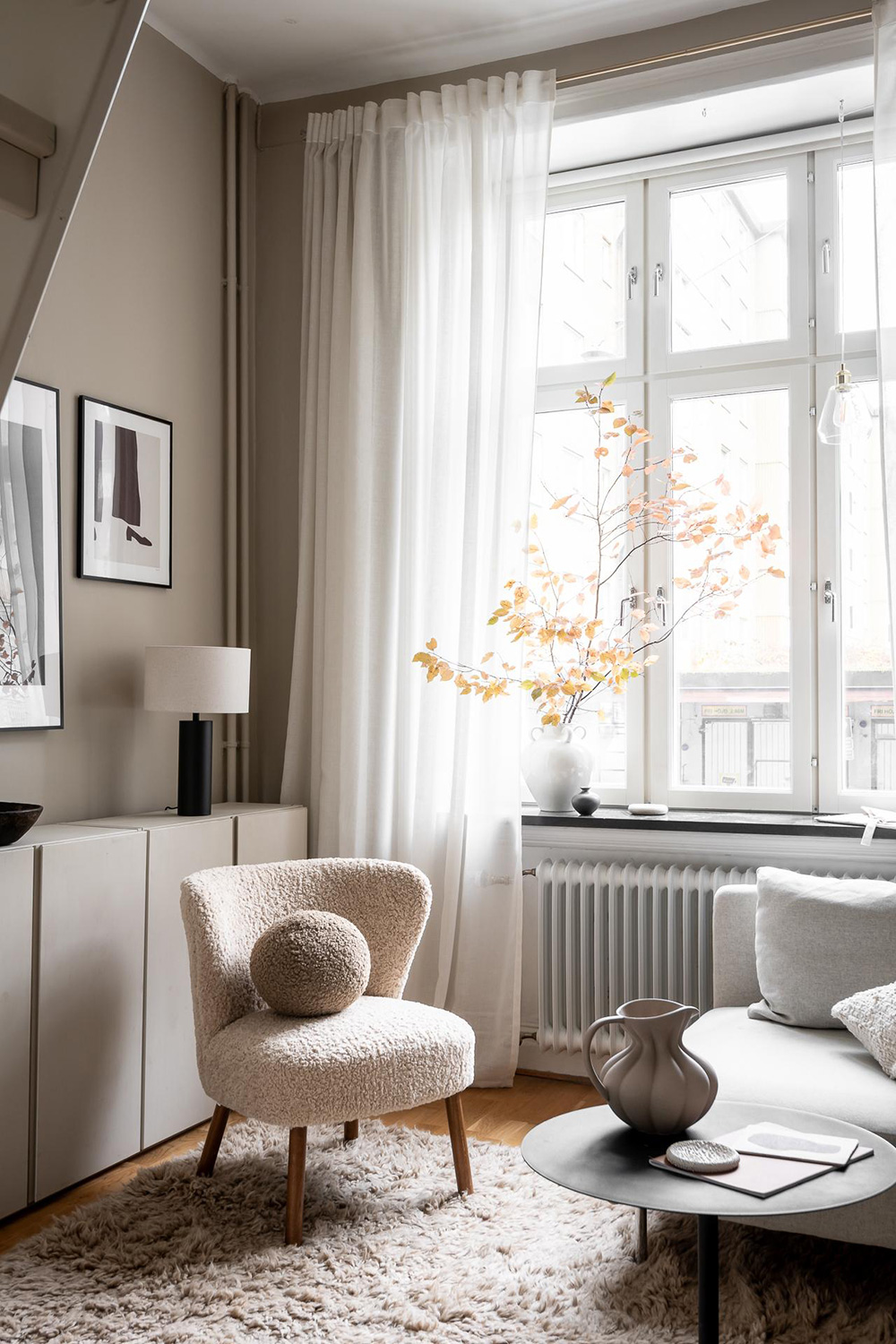 salon avec mezzanine studio 33m2 décoration beige