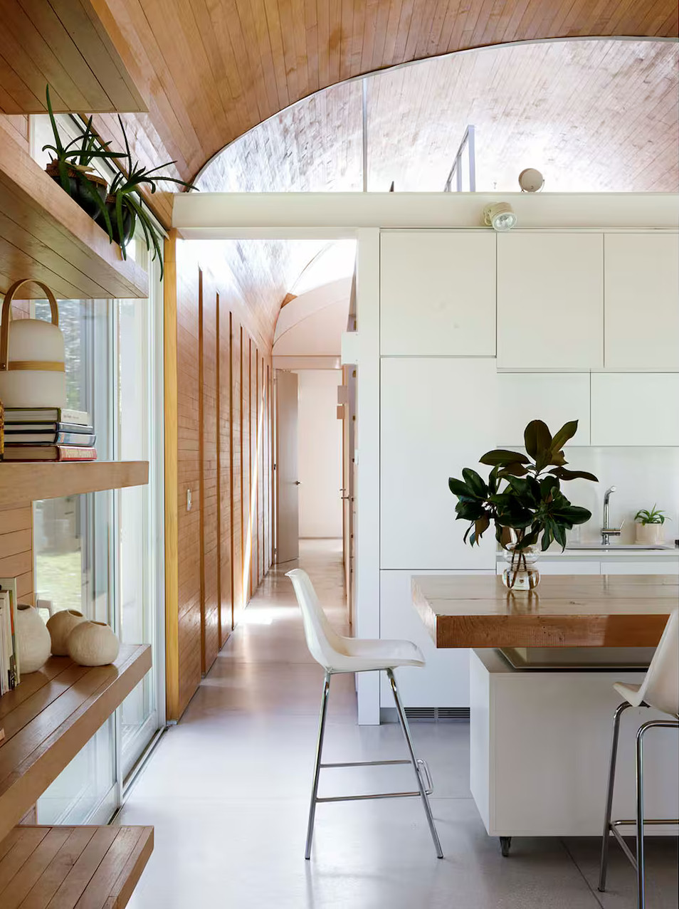 cuisine blanche décoration contemporaine plafond cintré en bois maison architecte cuisine blanche décoration contemporaine plafond cintré en bois maison architecte