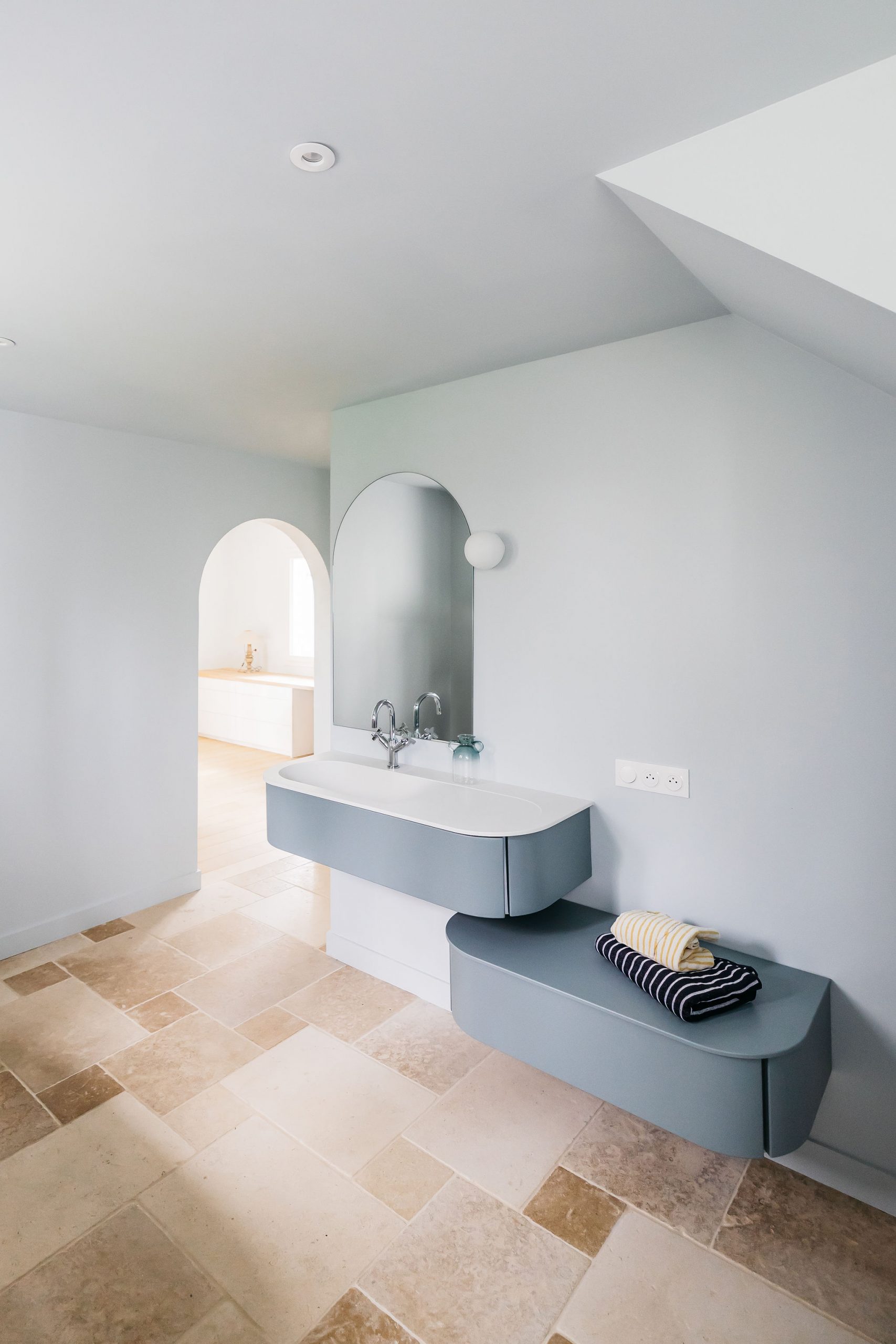 salle de bain design mansardée maison rénovée Bretagne salle de bain design mansardée maison rénovée Bretagne