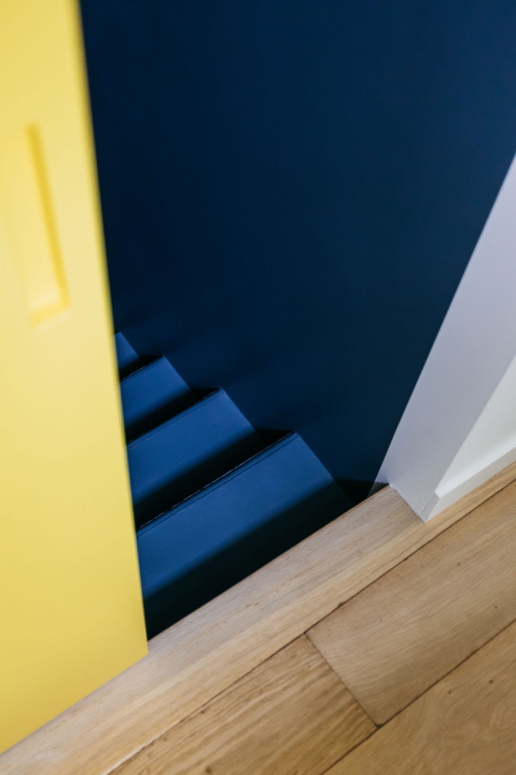escalier peint en bleu escalier peint en bleu