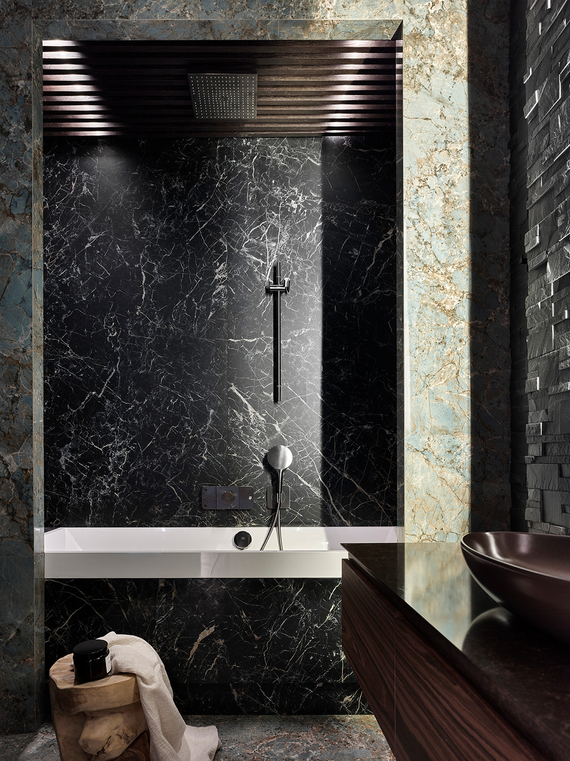 salle de bain marbre noir