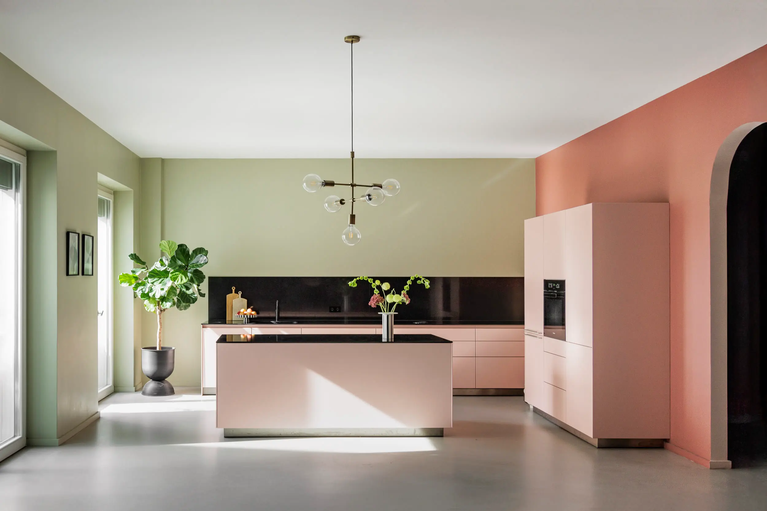cuisine rose mur pistache appartement décoration colorée