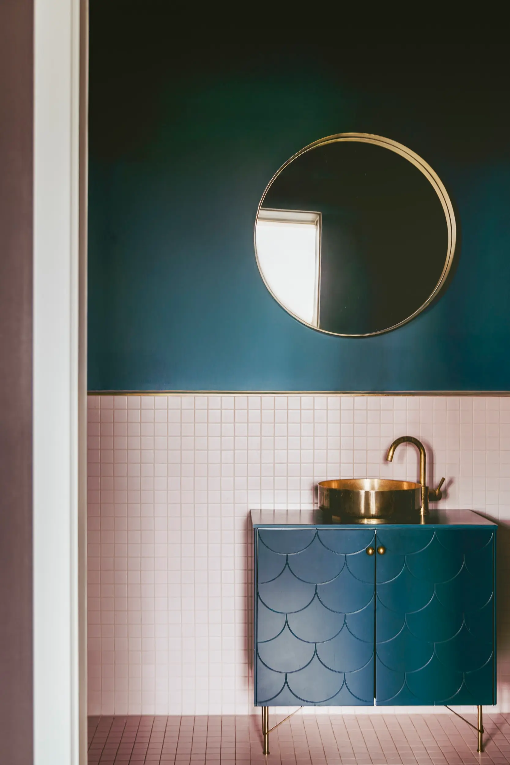 salle de bain appartement décoration colorée
