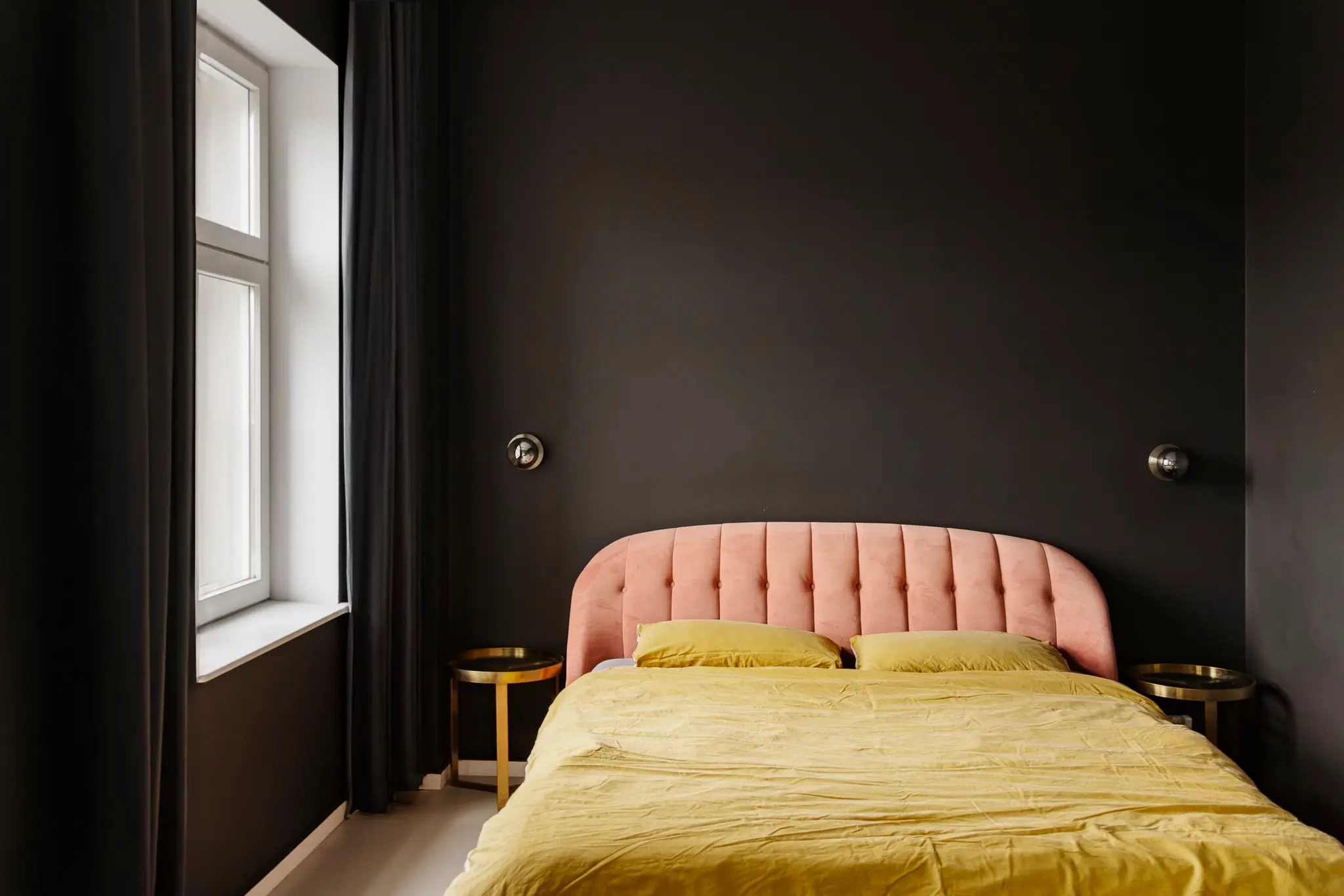 chambre murs et plafond noirs appartement décoration colorée