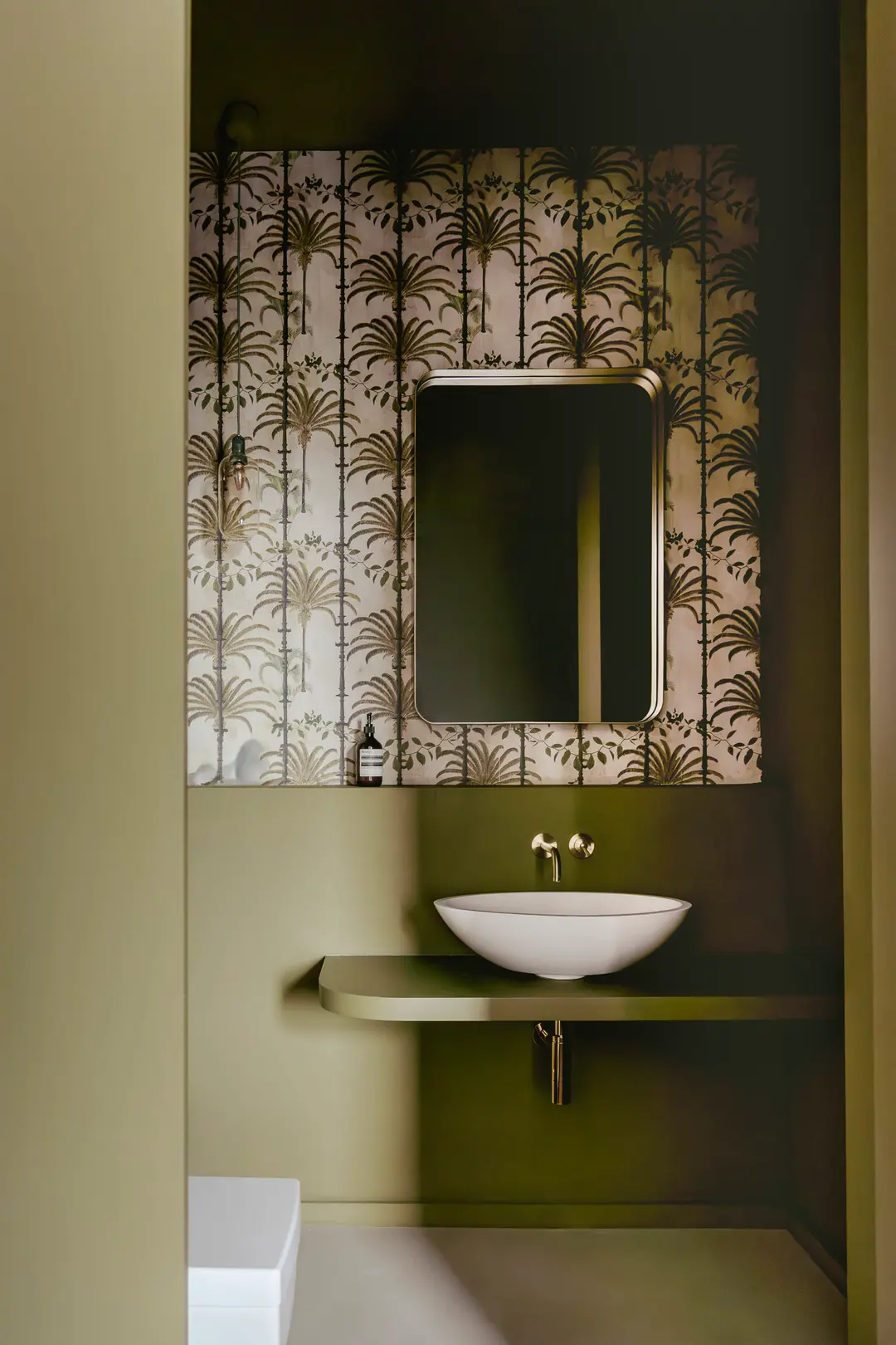 salle de bain verte appartement décoration colorée