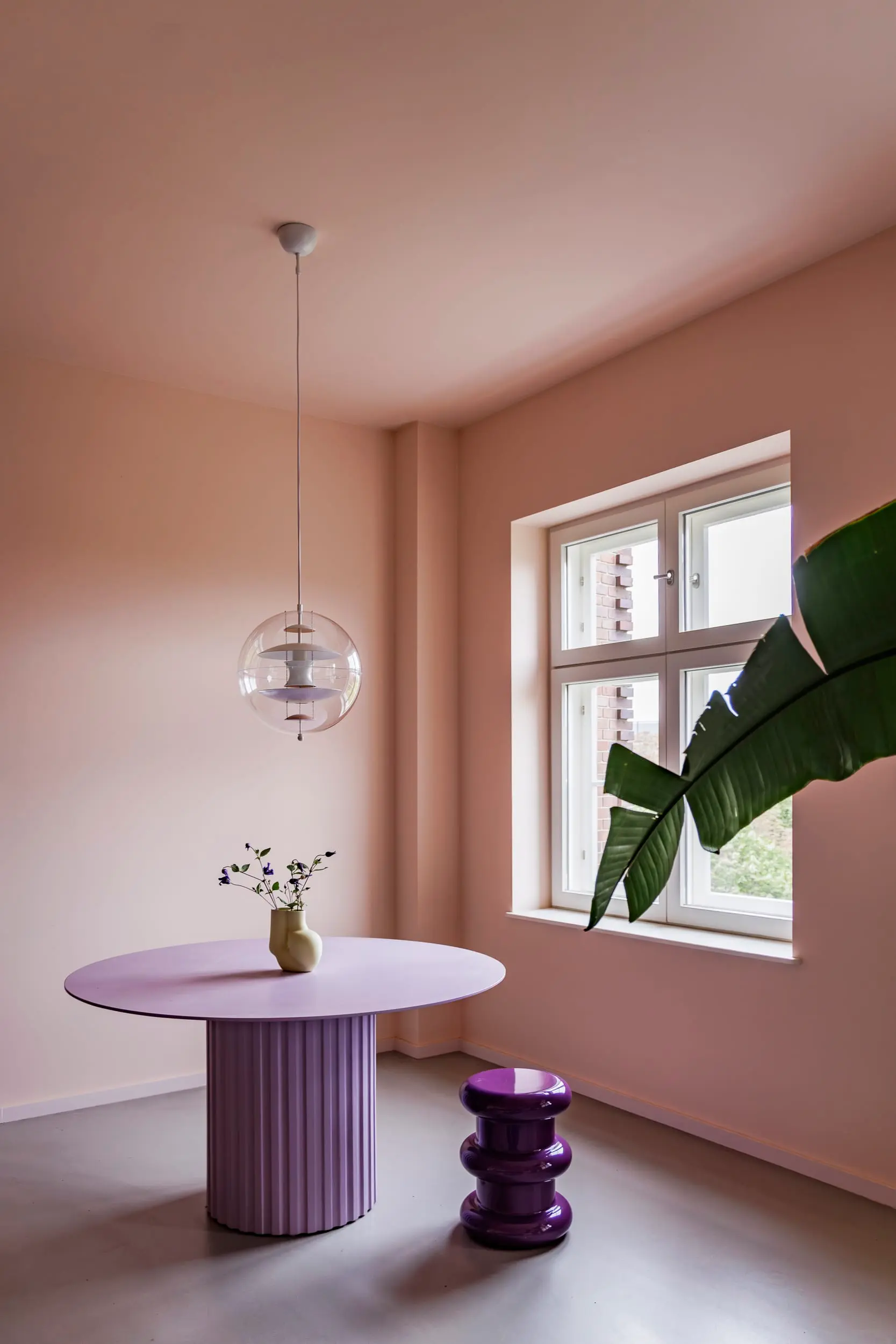 salle à manger mur et plafonds roses appartement décoration colorée