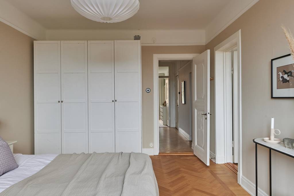 chambre mur beige avec amoire Pax Ikea décoration scandinave chambre mur beige avec amoire Pax Ikea décoration scandinave