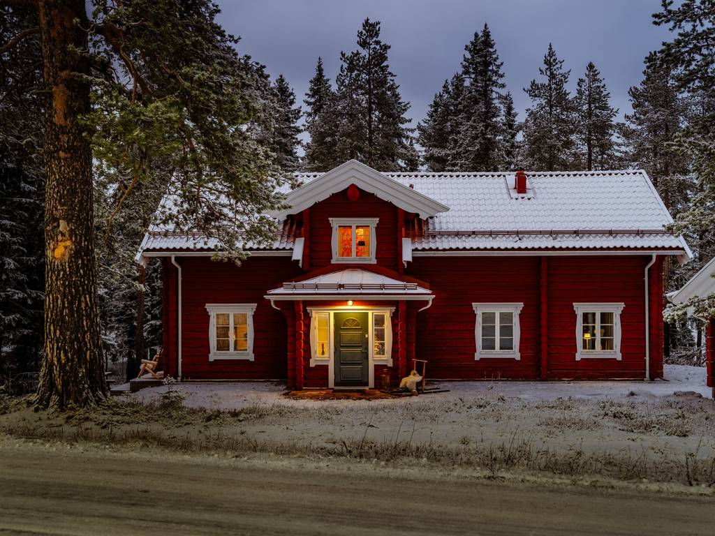 maison en bois rouge dans la neige vue nuit Suède