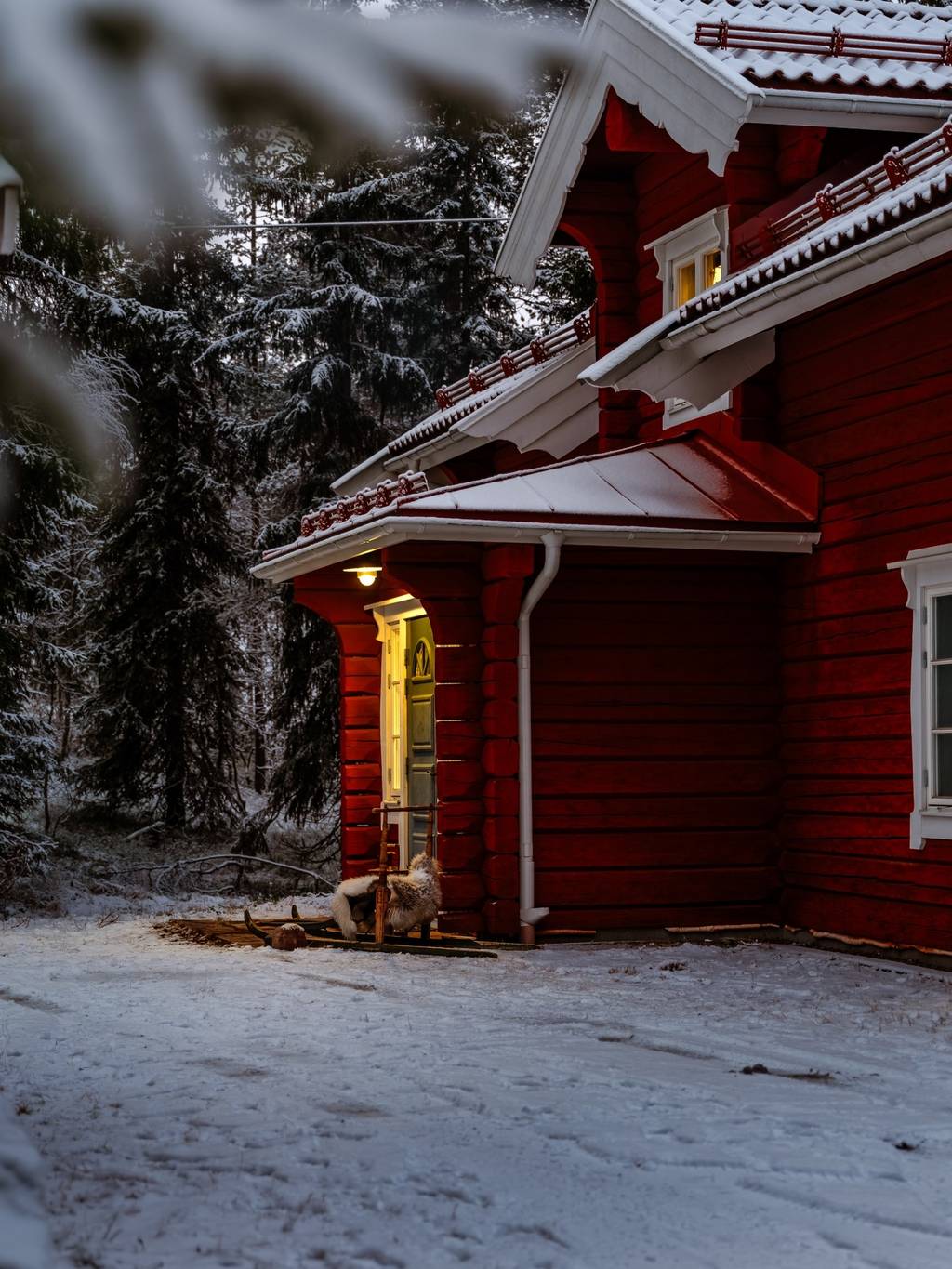 maison en bois rouge dans la neige vue nuit Suède