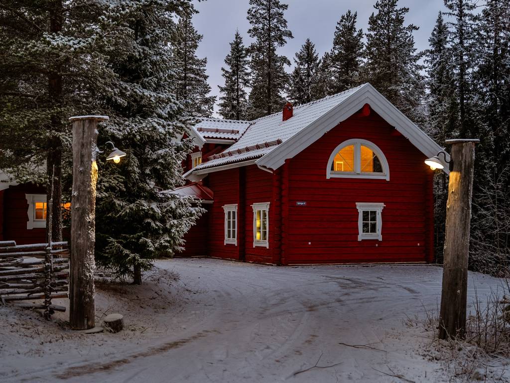 maison en bois rouge dans la neige vue nuit Suède