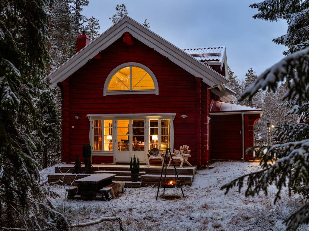 maison en bois rouge dans la neige vue nuit Suède