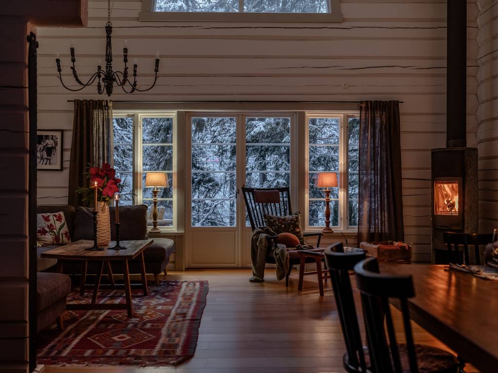 salon maison en bois rouge vue nuit 