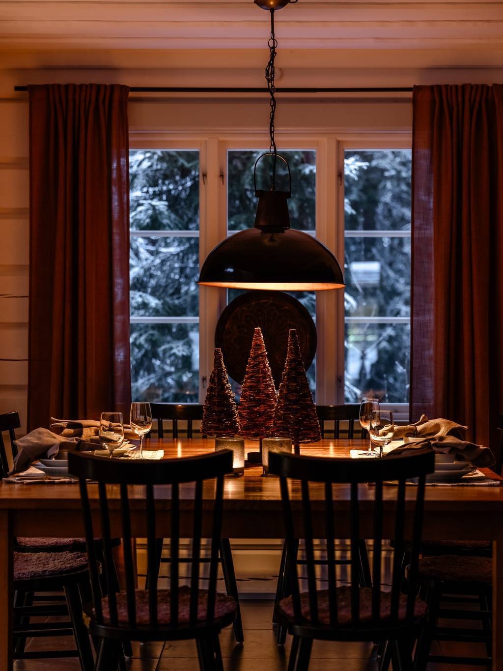 salle à manger maison en bois rouge vue nuit