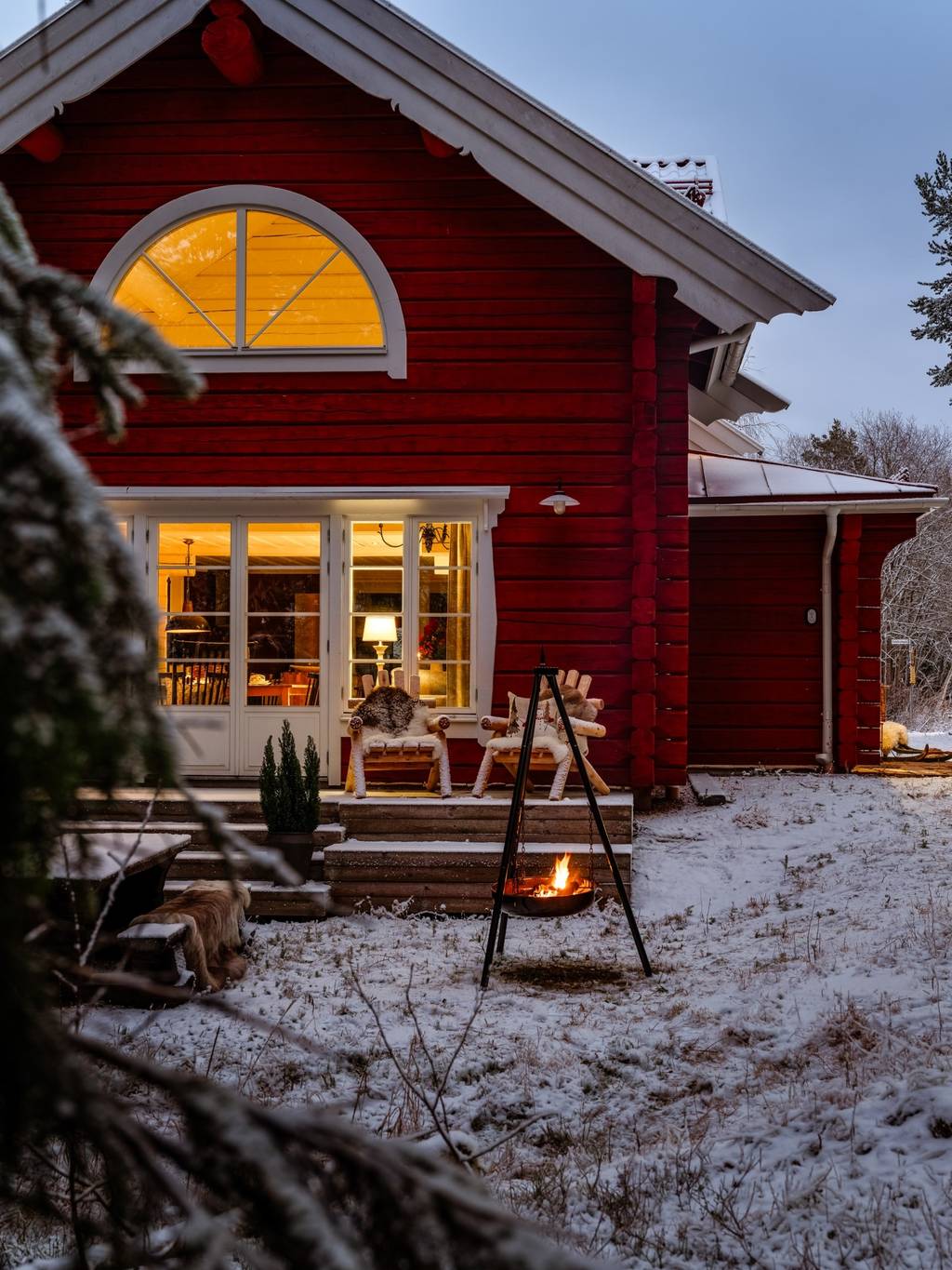 maison en bois rouge dans la neige vue nuit Suède