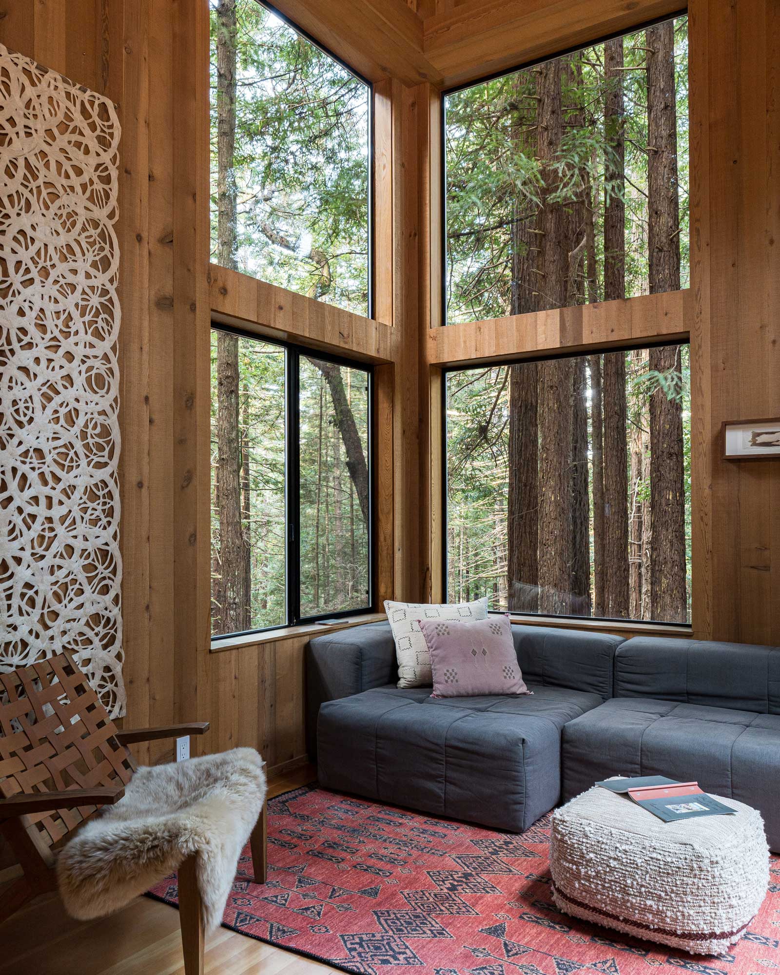 salon double hauteur maison en bois Sea Ranch Californie salon double hauteur maison en bois Sea Ranch Californie