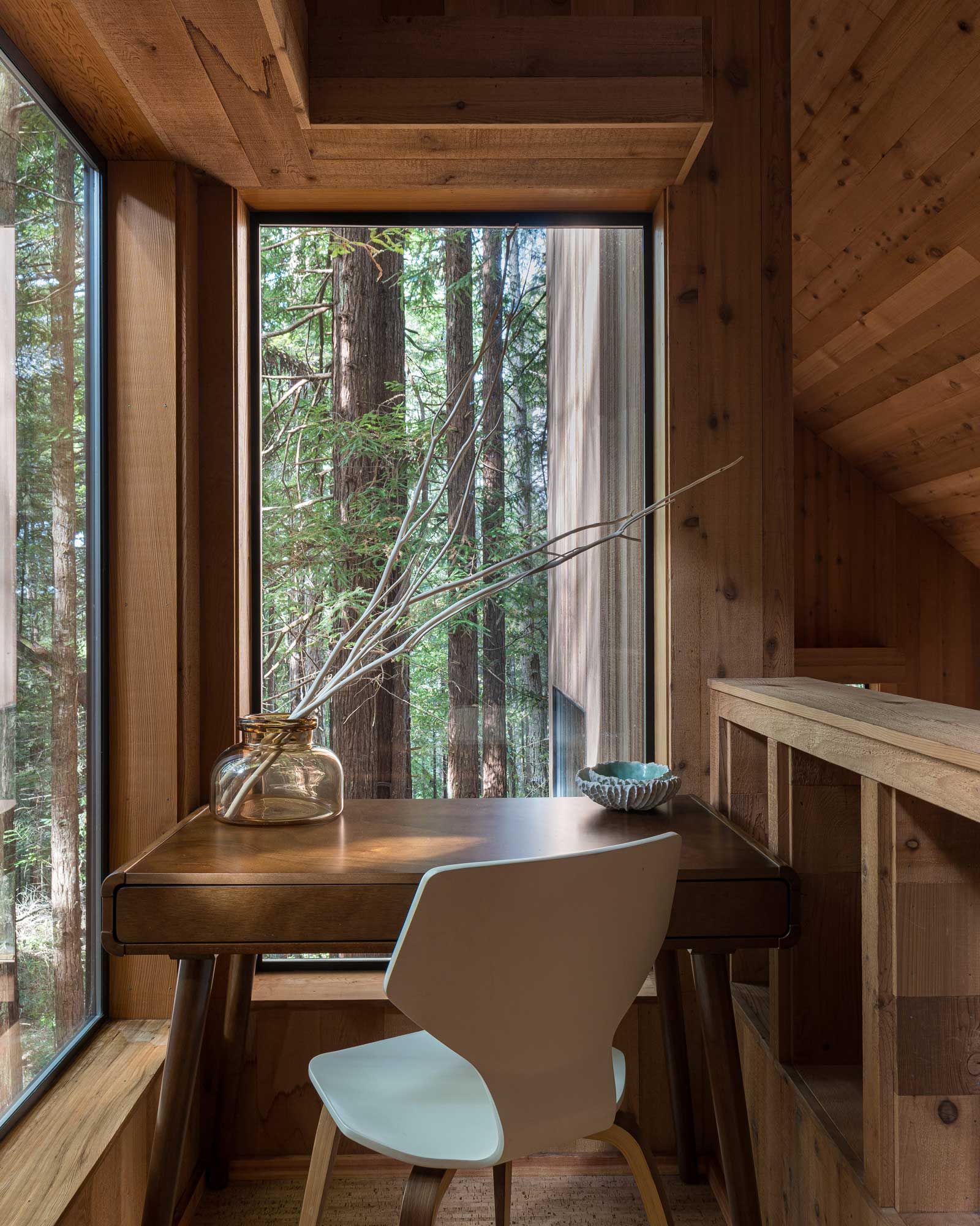 bureau avec baie vitrée sur forêt bureau avec baie vitrée sur forêt