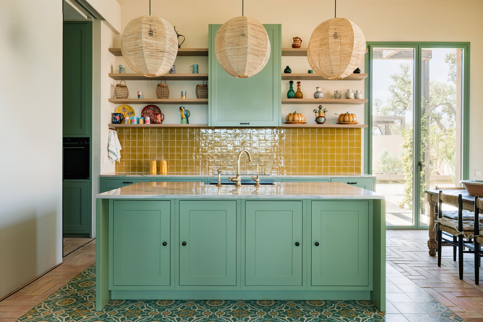 cuisine verte carrelage jaune maison Portugal cuisine verte carrelage jaune maison Portugal