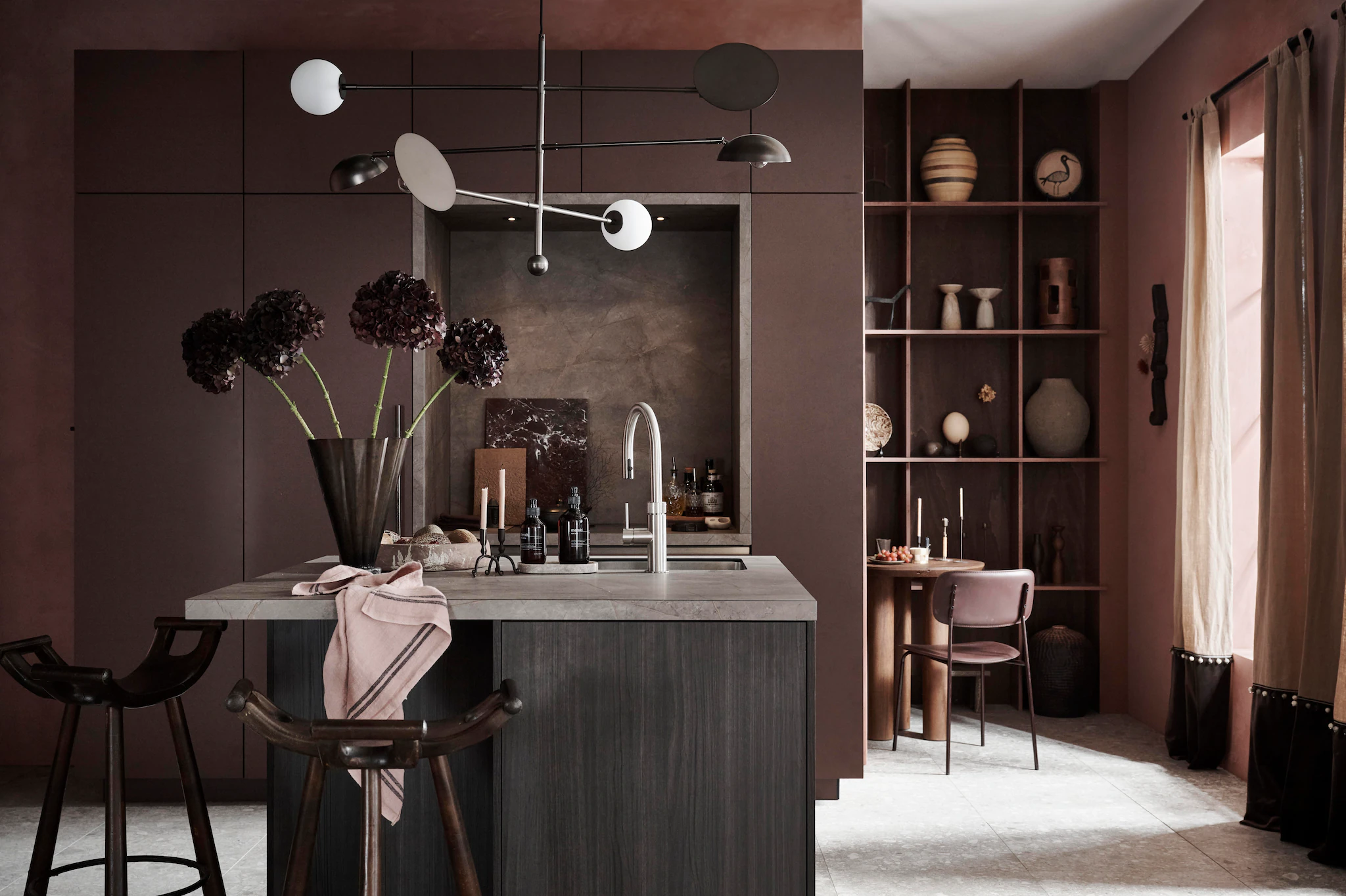 Une cuisine design aux couleurs profondes à la forte personnalité