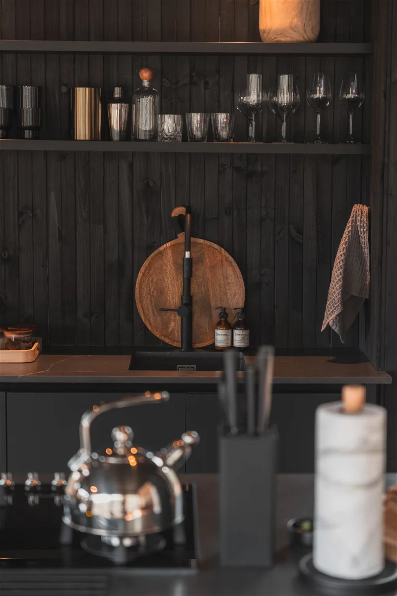 cuisine noire salon maison en bois Verloren par Huizen Modular Homes cuisine noire salon maison en bois Verloren par Huizen Modular Homes