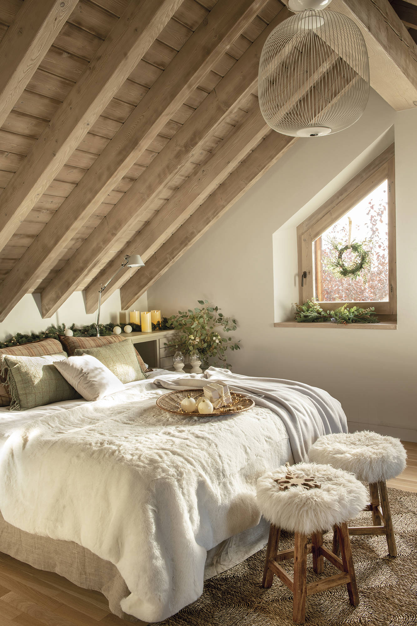 chambre mansardée maison en bois avec décoration Noël chambre mansardée maison en bois avec décoration Noël