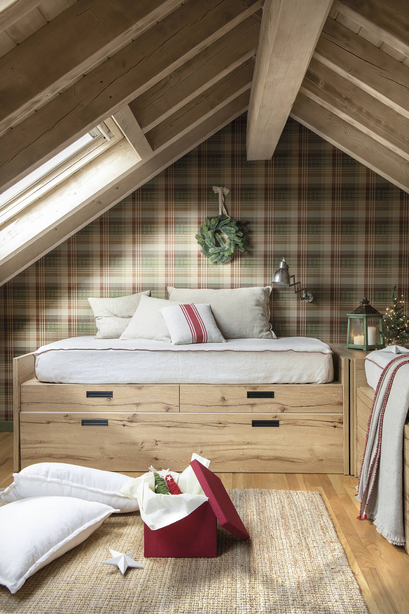 chambre mansardée maison en bois avec décoration Noël chambre mansardée maison en bois avec décoration Noël