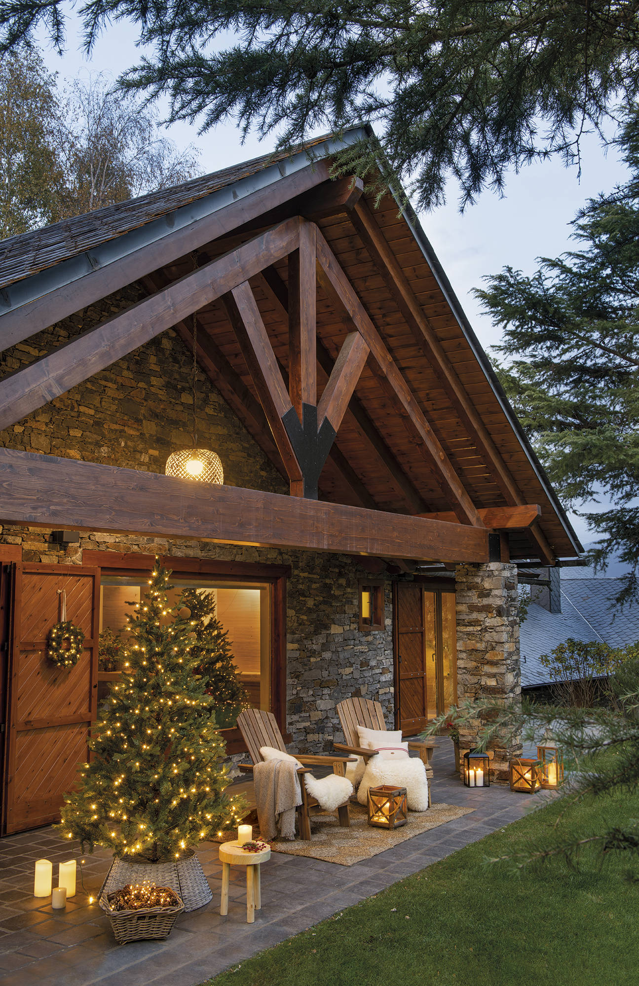 terrasse maison rustique à la montagne avec décoration Noël terrasse maison rustique à la montagne avec décoration Noël