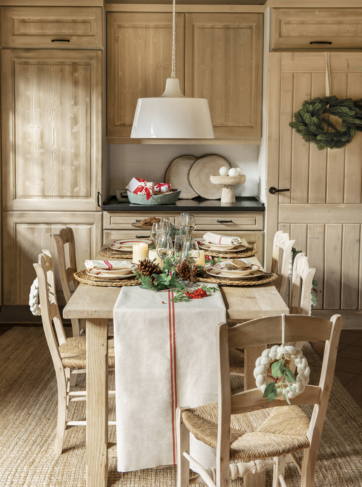 salle à manger maison en bois avec décoration Noël salle à manger maison en bois avec décoration Noël