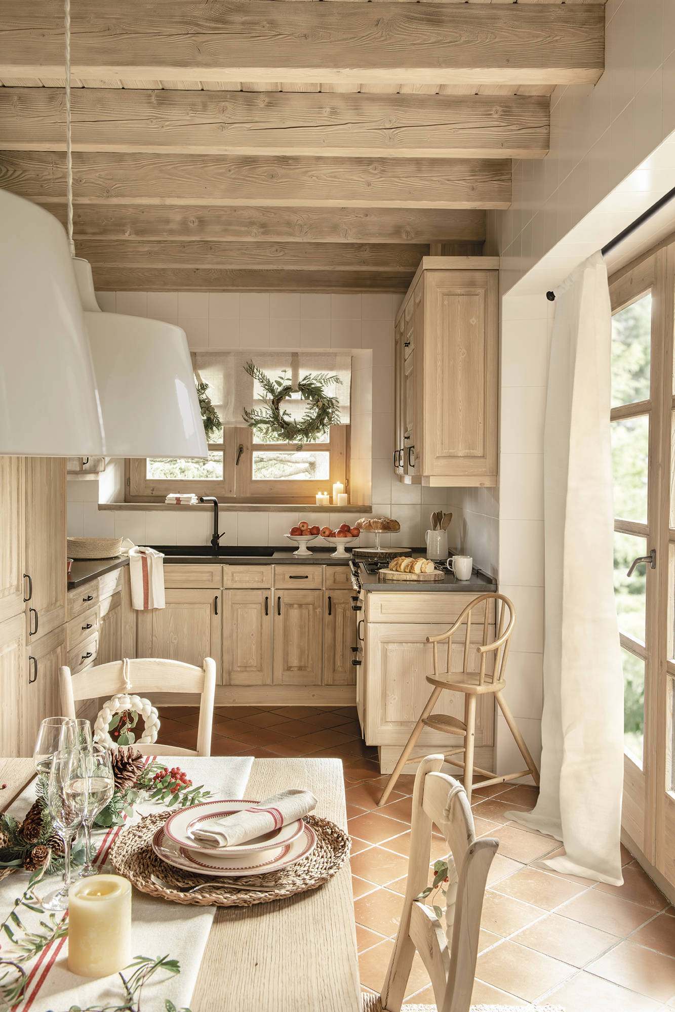 cuisine maison en bois avec décoration Noël cuisine maison en bois avec décoration Noël