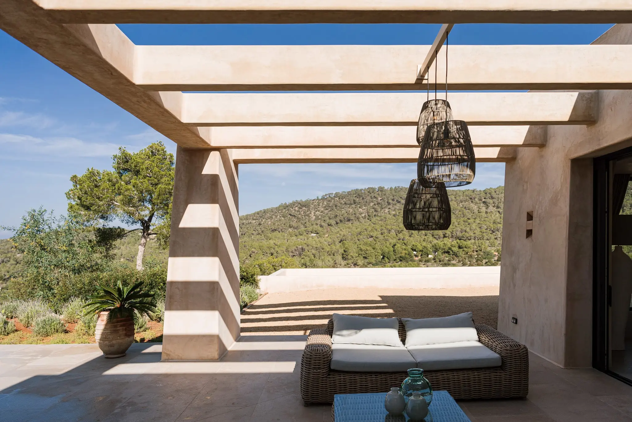 terrasse avec pergola maison à toit plat à Ibiza terrasse avec pergola maison à toit plat à Ibiza
