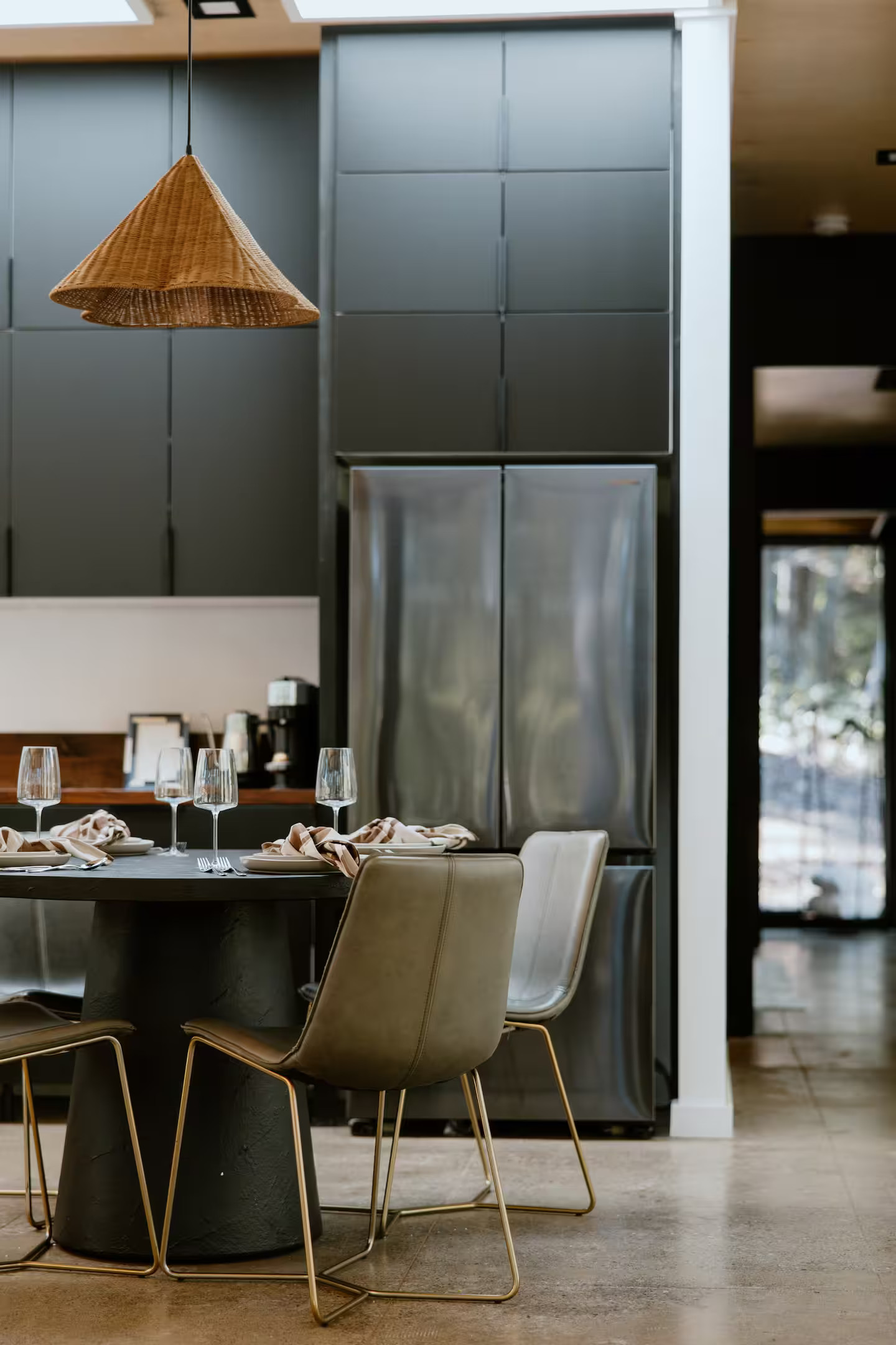 cuisine ouverte noire maison contemporaine en bois