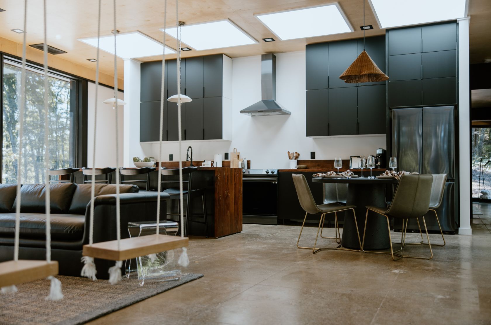 salon et cuisine ouverte maison contemporaine en bois