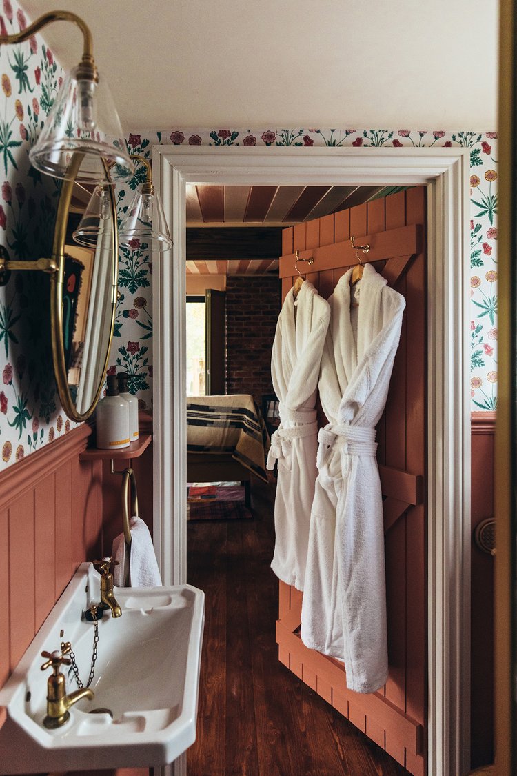 salle de bain avec papier-peint maison anglaise décoration colorée et bohème salle de bain avec papier-peint maison anglaise décoration colorée et bohème