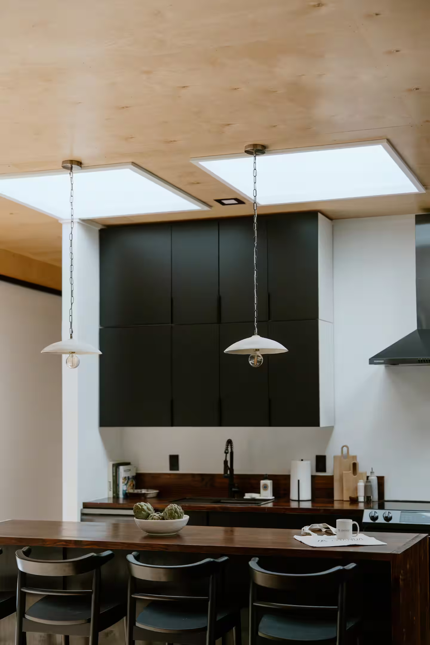 cuisine ouverte noire maison contemporaine en bois