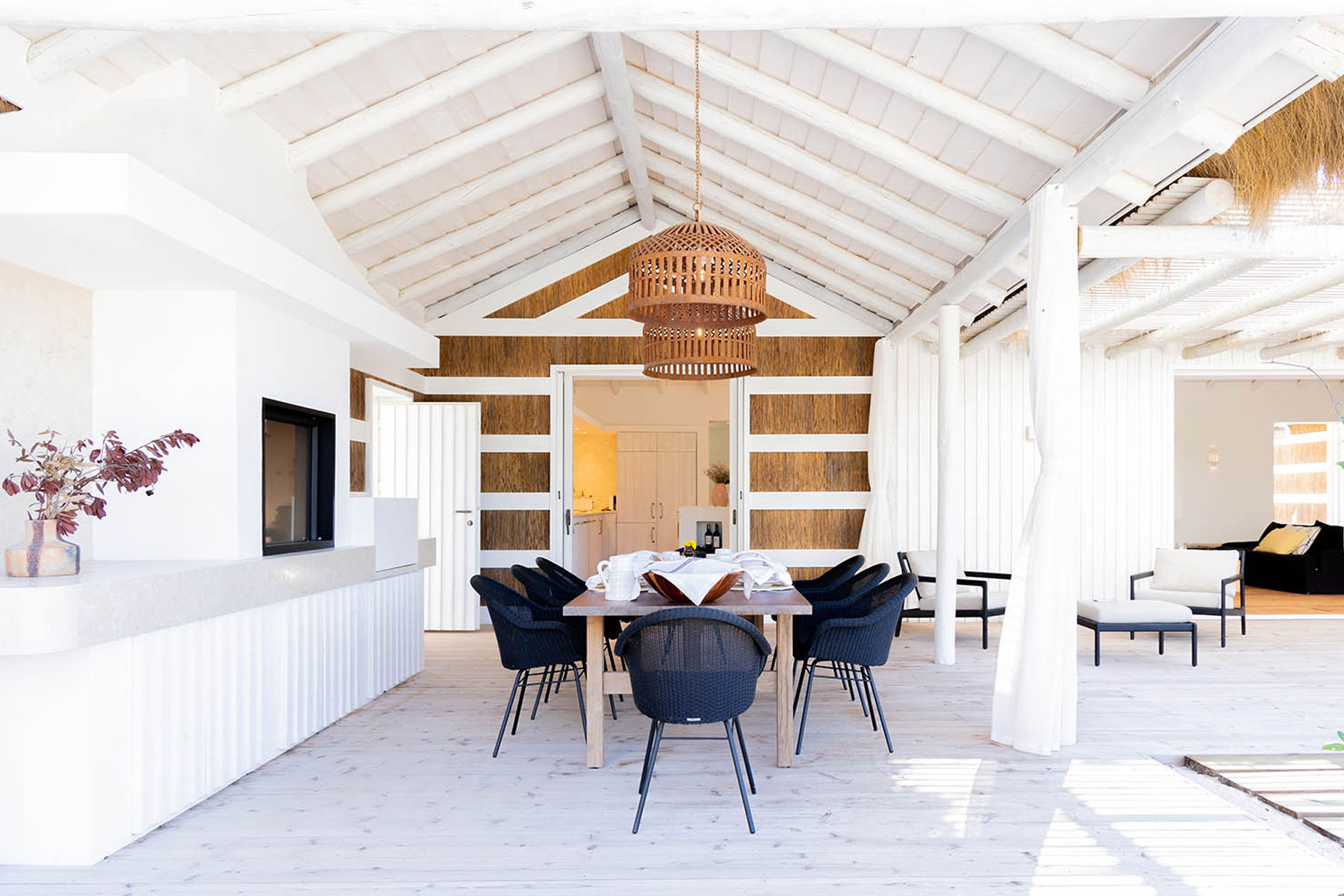terrasse avec pergola blanche et cuisine d terrasse avec pergola blanche et cuisine d'été maison Portugal Pego Villa