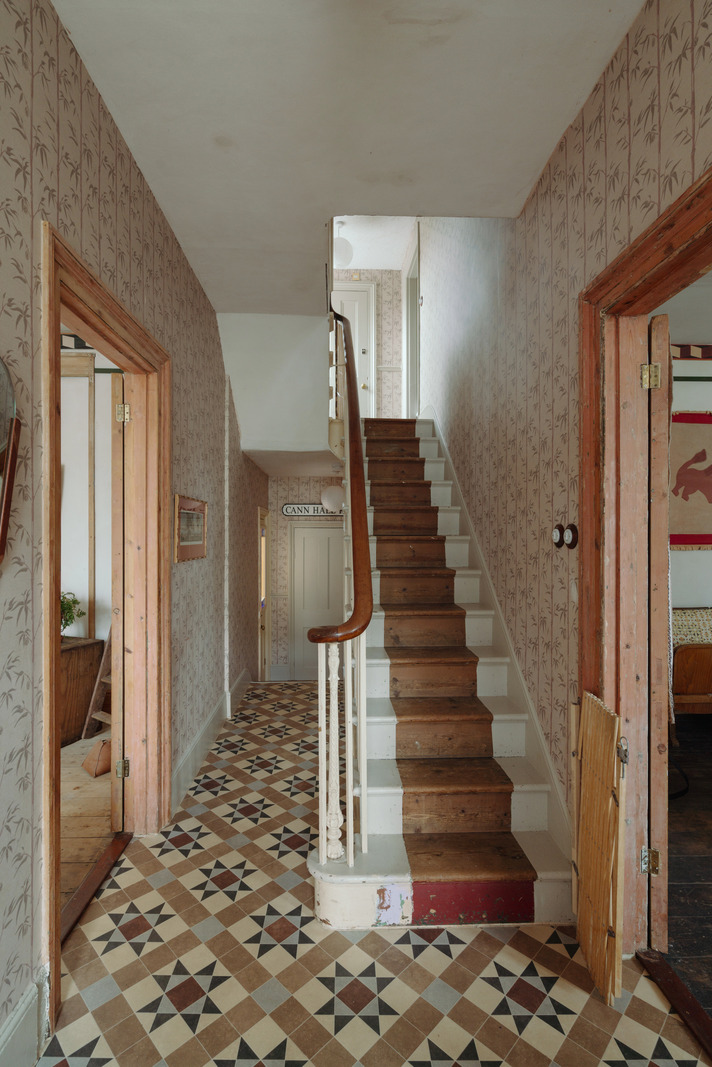 entrée avec escalier et carreaux de ciment anciens entrée avec escalier et carreaux de ciment anciens