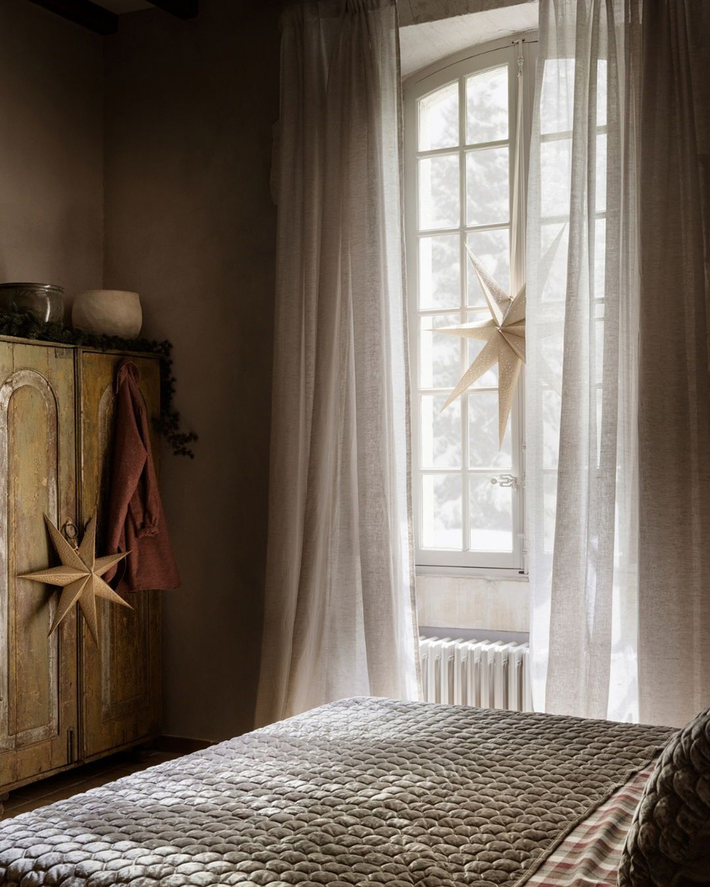 chambre maison avec décoration Noël traditionnel