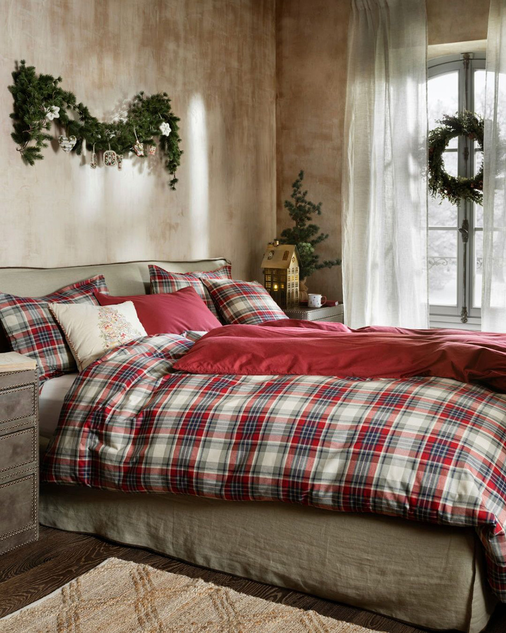 chambre beige et rouge avec sapin